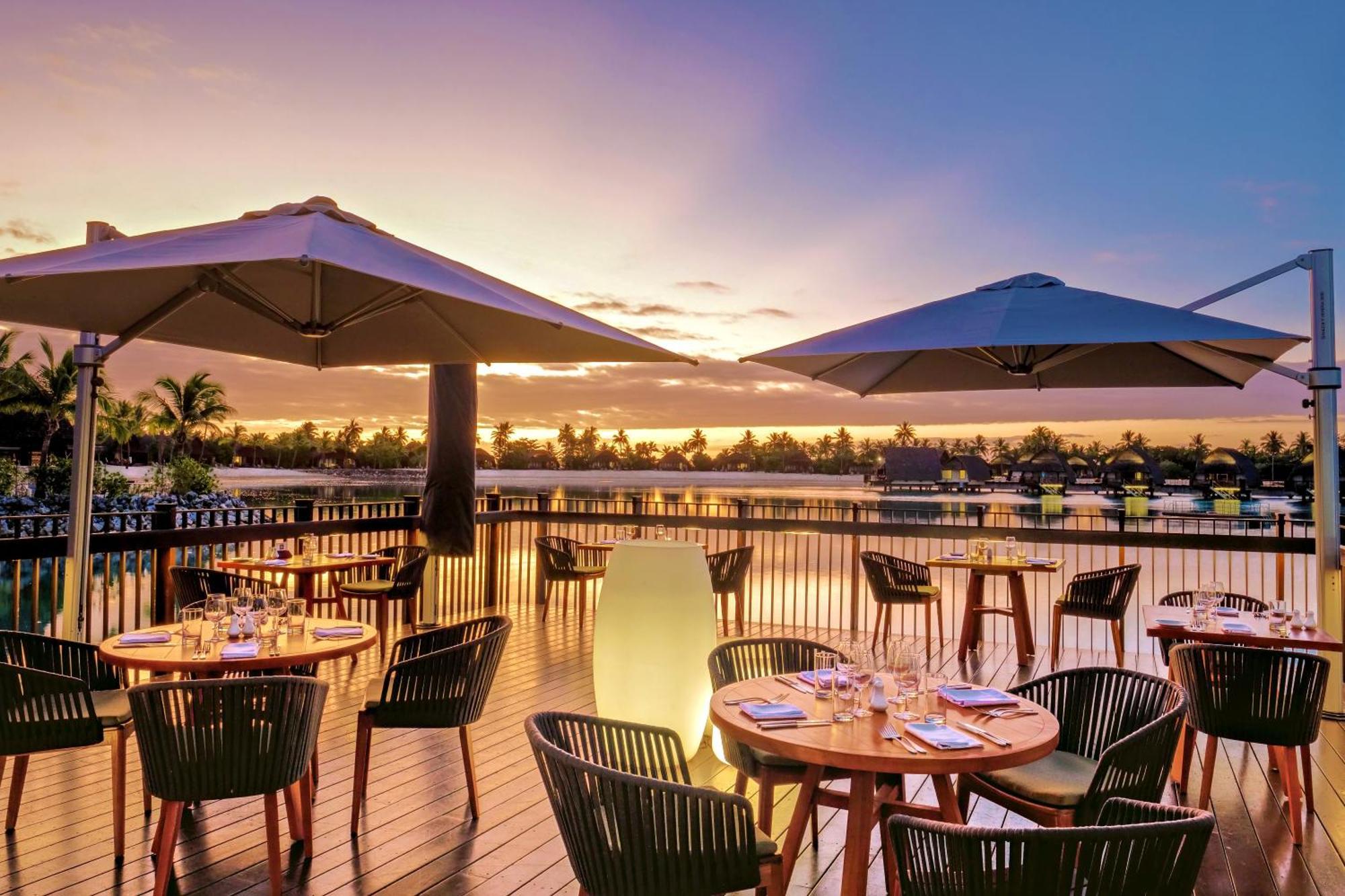 Fiji Marriott Resort Momi Bay Exterior foto Sunset at the Deck