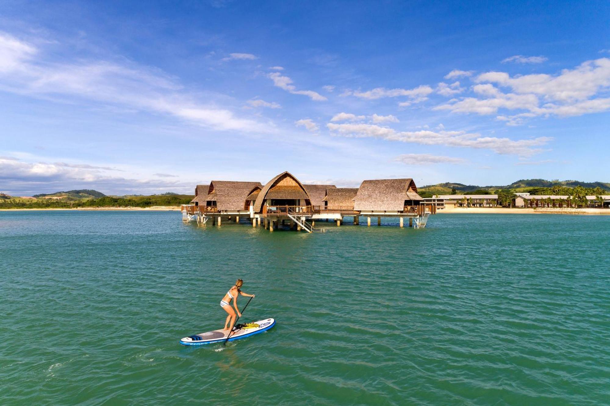 Fiji Marriott Resort Momi Bay Exterior foto The resort's overwater bungalows