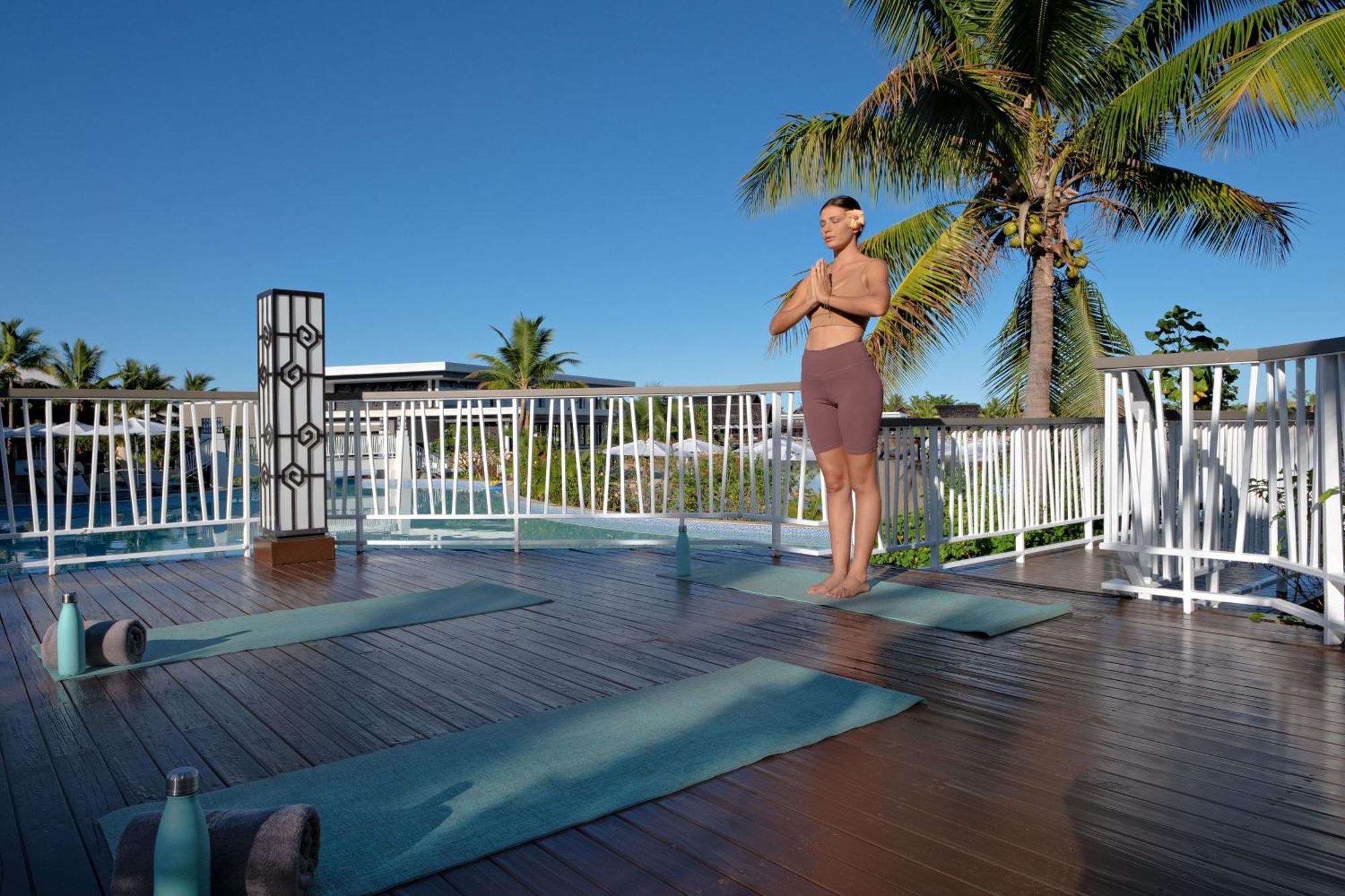Fiji Marriott Resort Momi Bay Exterior foto A man practicing yoga at a resort in Fiji