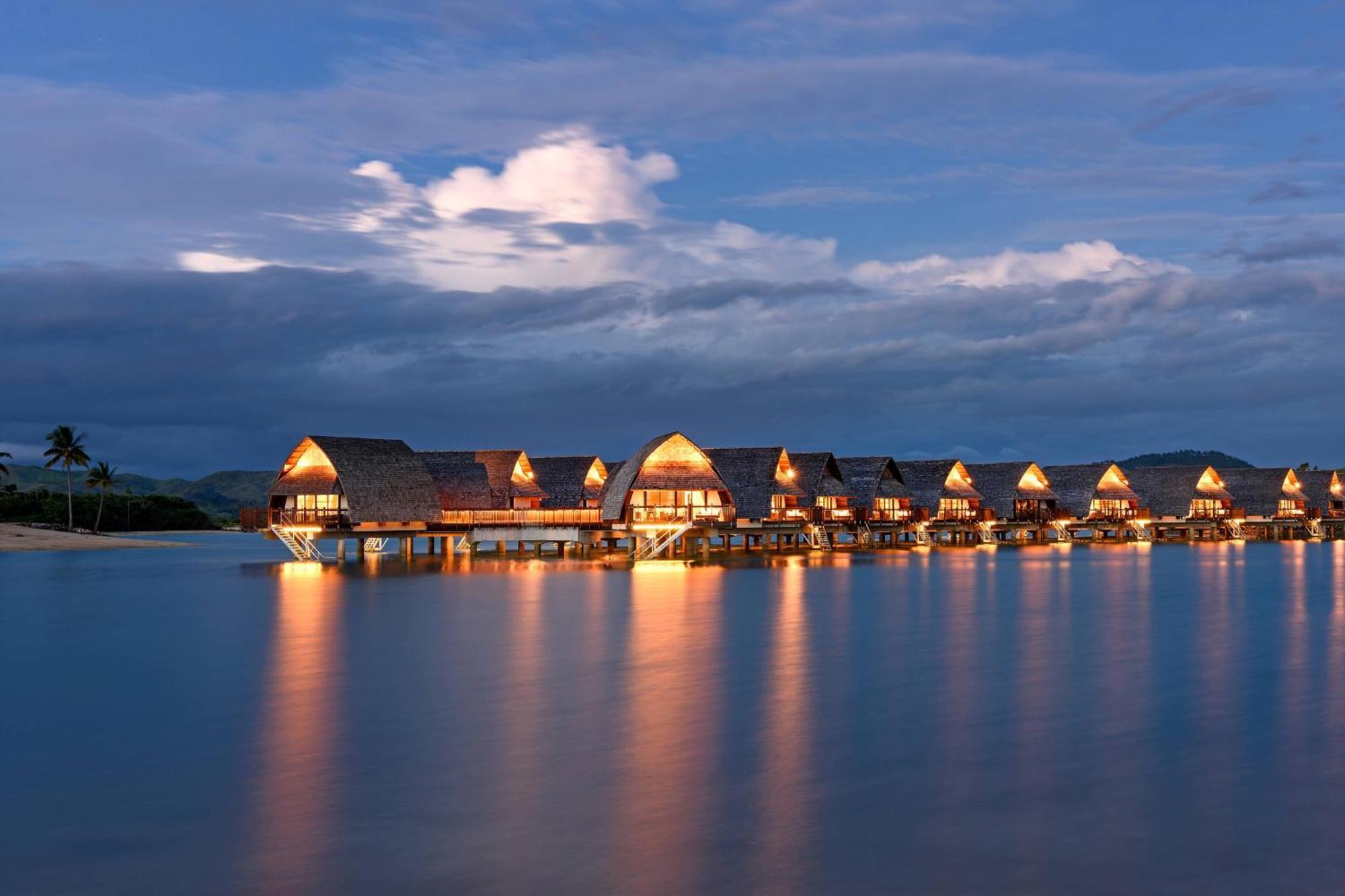 Fiji Marriott Resort Momi Bay Exterior foto Overwater bungalows at the resort