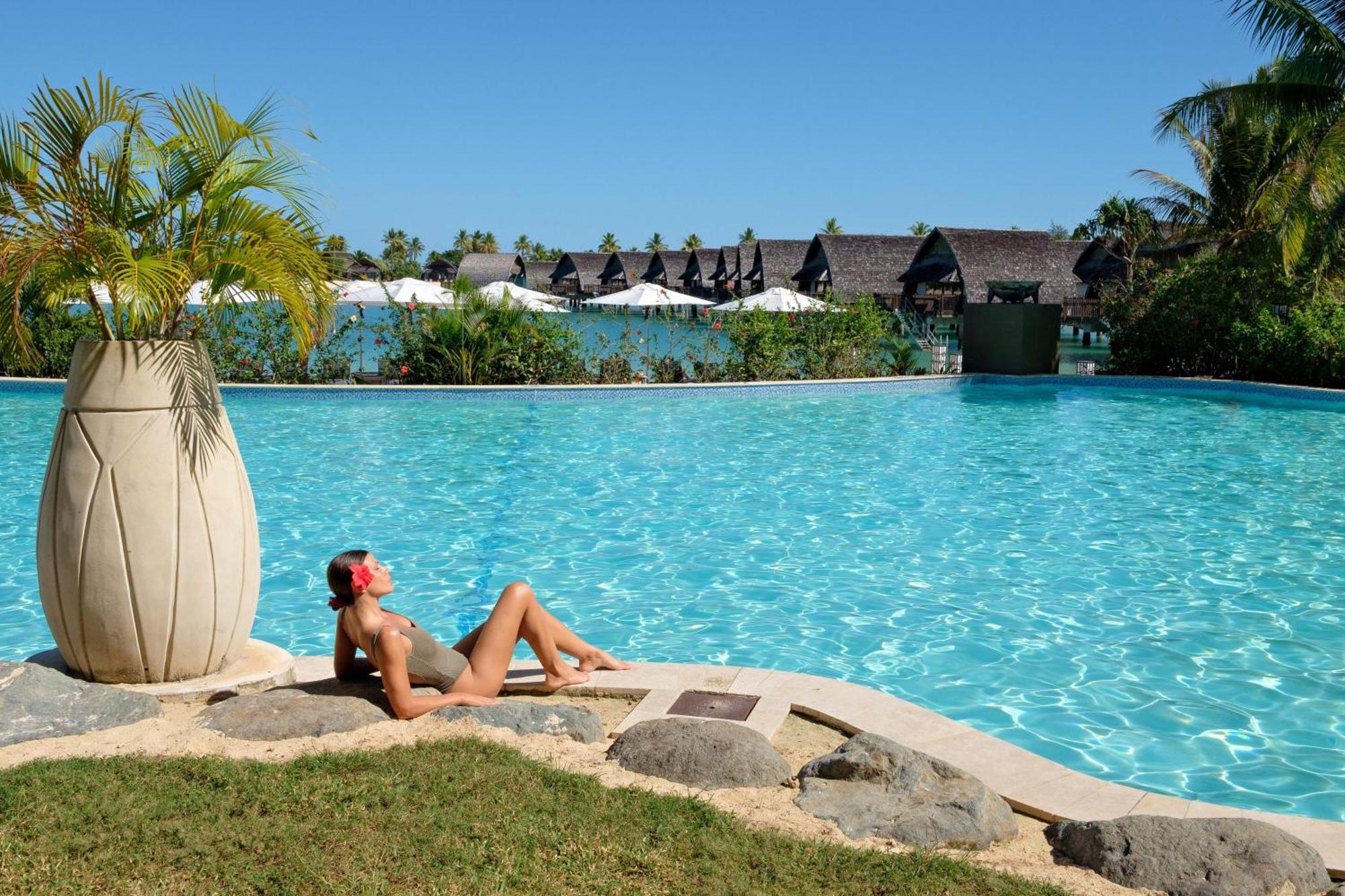 Fiji Marriott Resort Momi Bay Exterior foto A woman sunbathing at a resort in Fiji