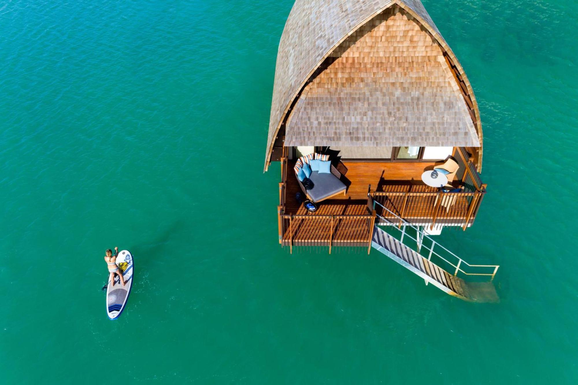 Fiji Marriott Resort Momi Bay Exterior foto Aerial view of a floating bungalow