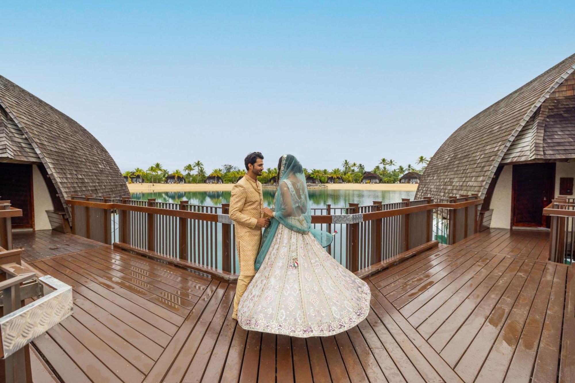Fiji Marriott Resort Momi Bay Exterior foto A couple at the Oberoi Beach Resort, Dubai