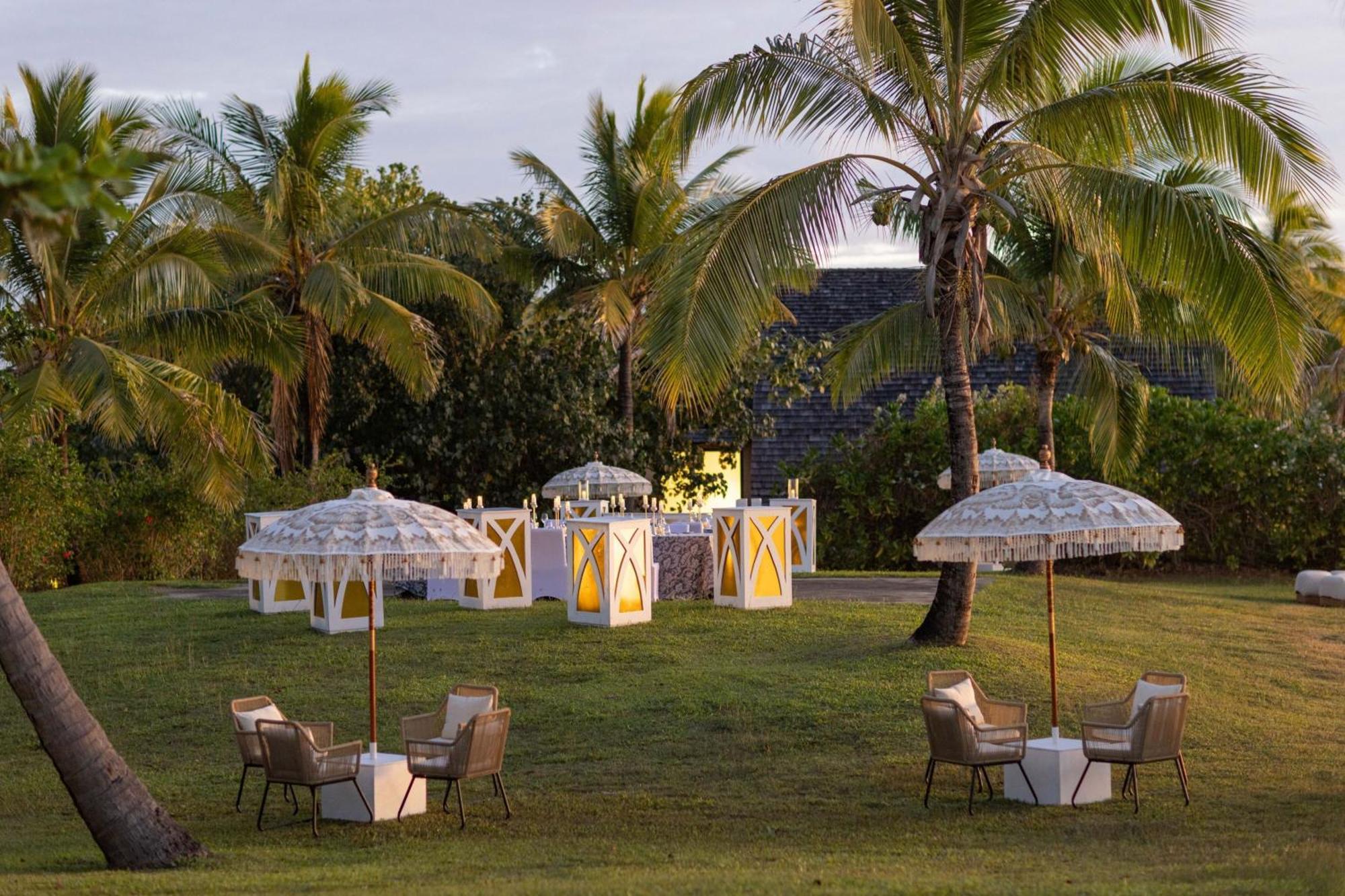 Fiji Marriott Resort Momi Bay Exterior foto The lawn at the Four Seasons Resort