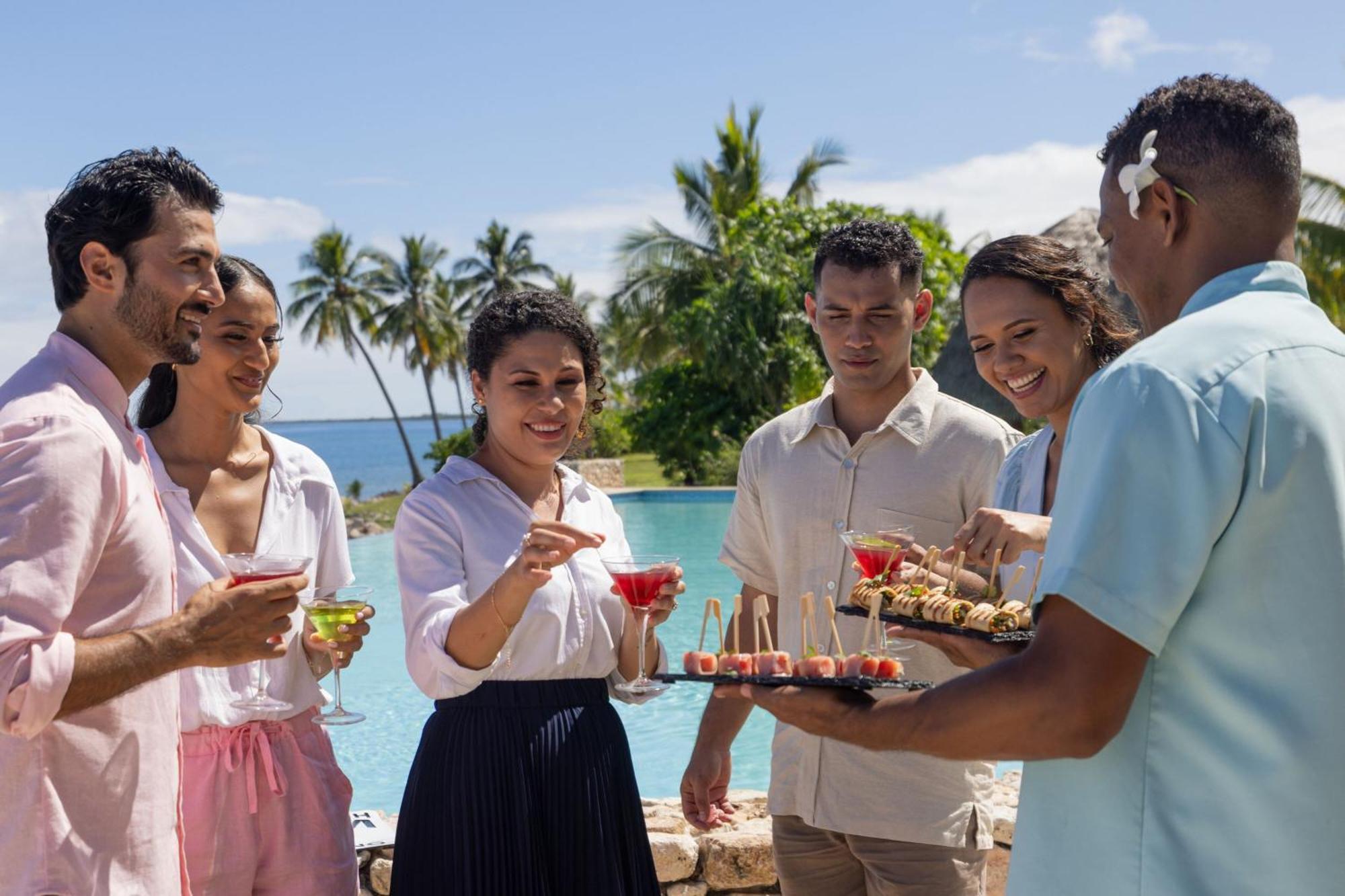 Fiji Marriott Resort Momi Bay Exterior foto The resort's staff