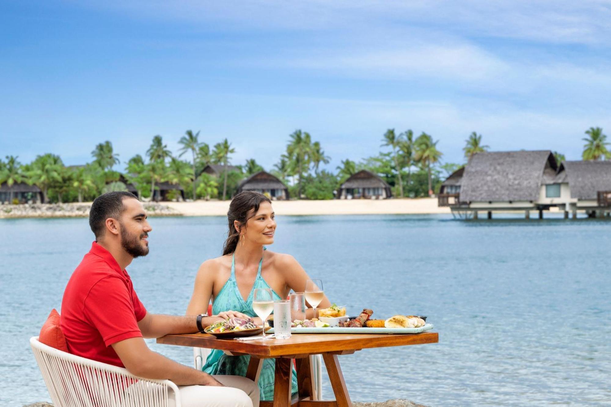 Fiji Marriott Resort Momi Bay Exterior foto A couple at the beach